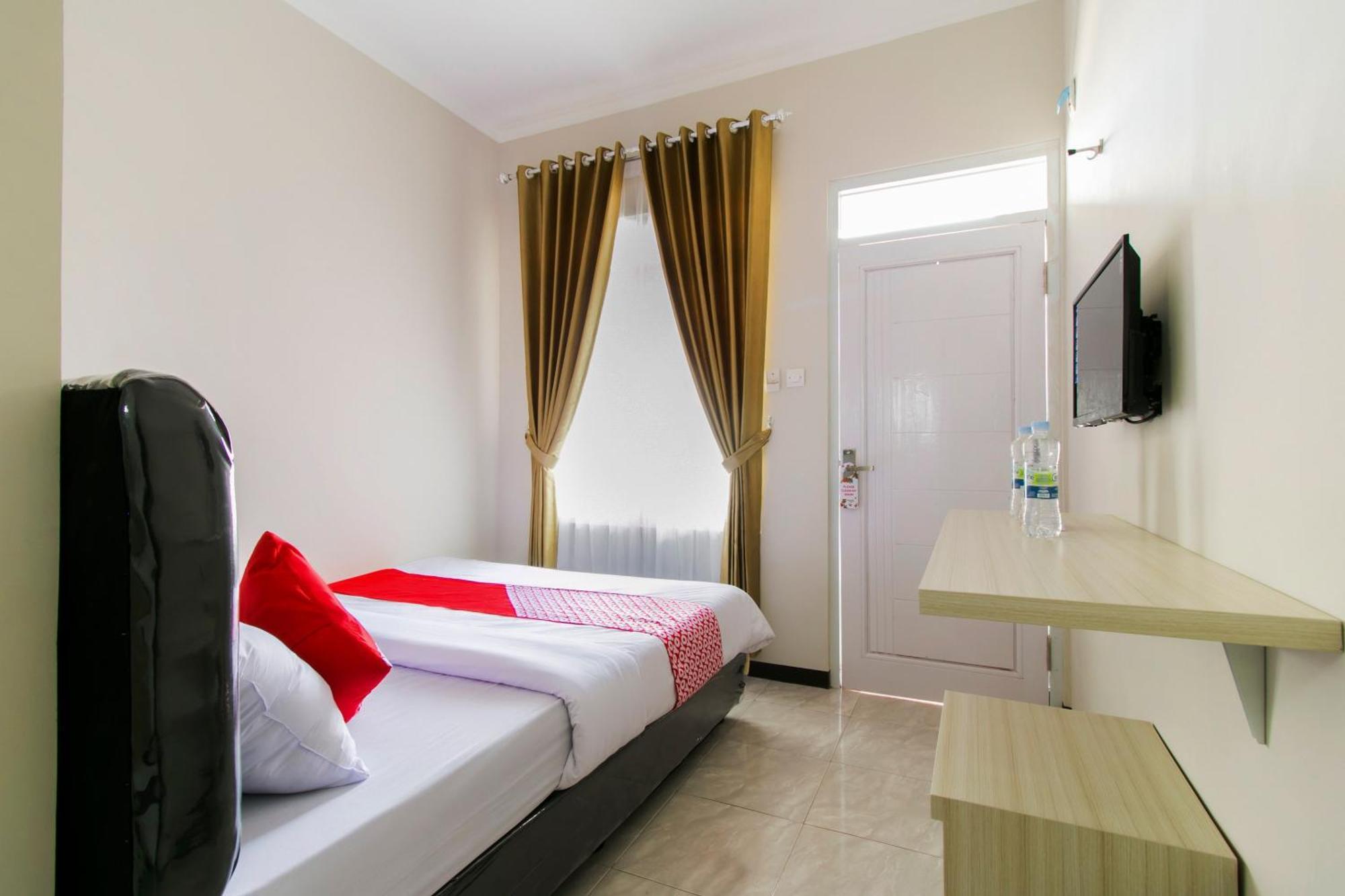 Oyo 1078 Fakhira Residence Cianjur Exterior photo